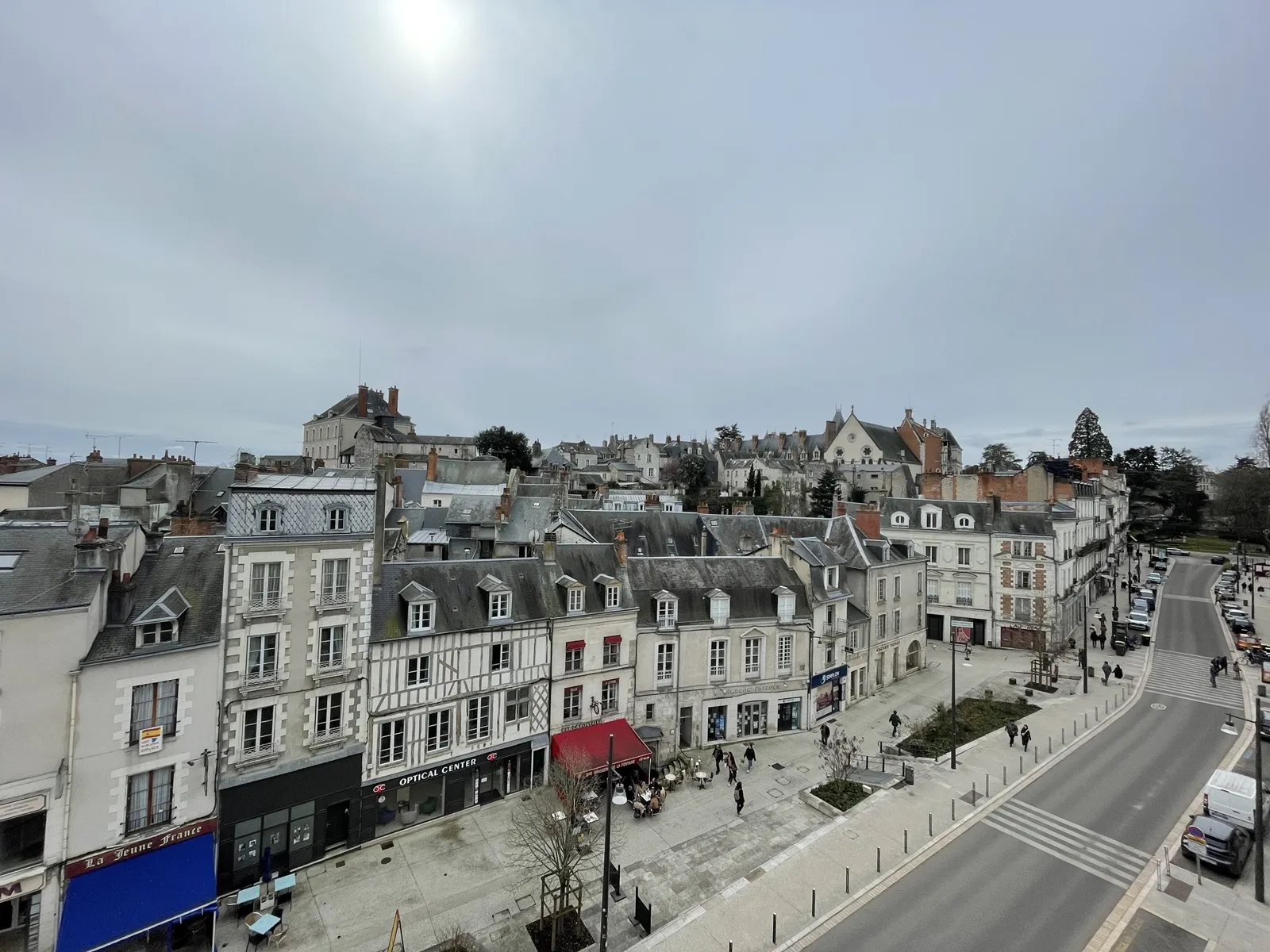 Rue commerçante et piétonne proche du gîte.